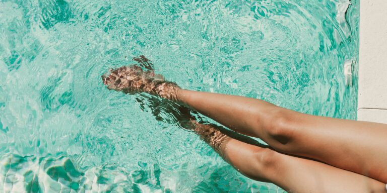 水遊びをする女性の足